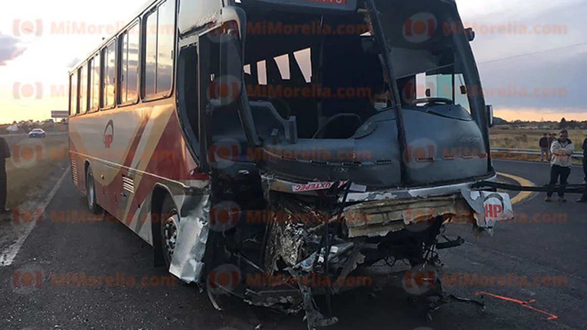Accidente de autobús contra tráiler en la Morelia-Maravatío deja 10 heridos