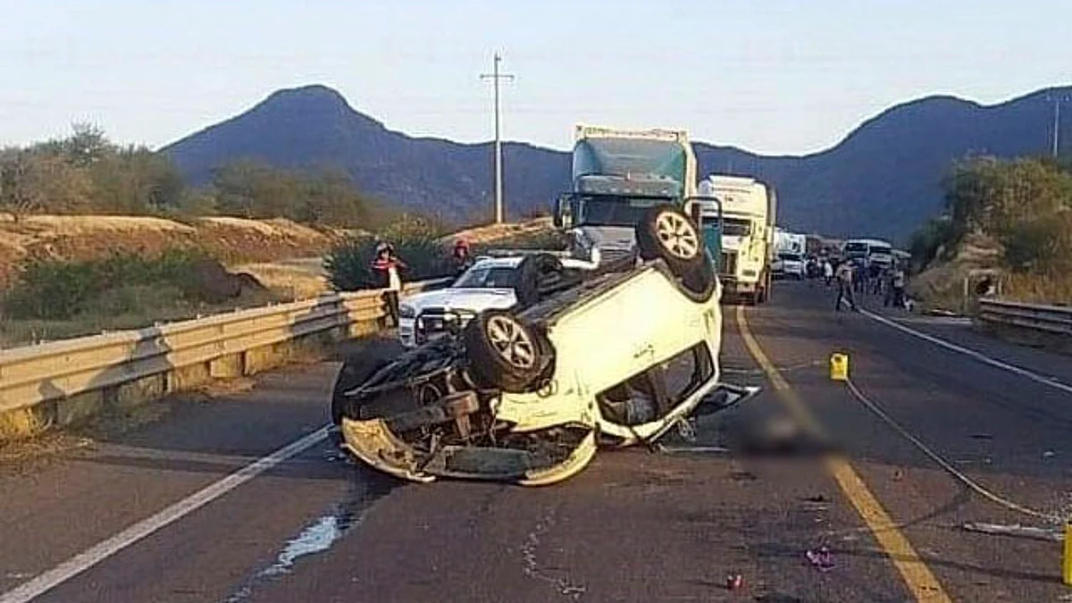 Vuelca camioneta en la autopista Siglo XXI; hay 3 muertos