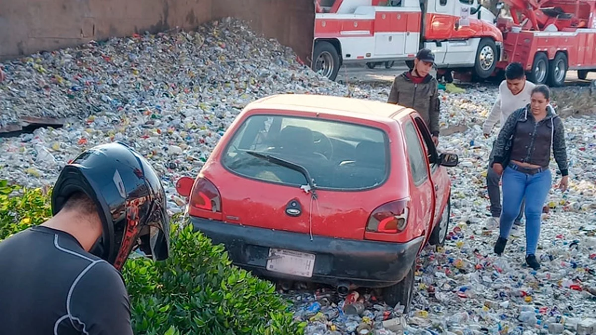 Tráiler cargado de envases de vidrio vuelca en el Libramiento Norte, en Morelia