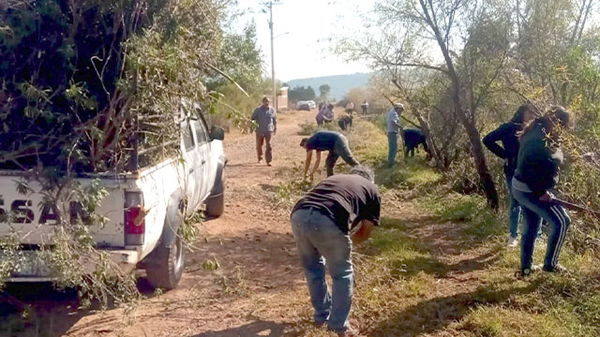 Habitantes de Pátzcuaro realizan arreglo del acceso a su colonia