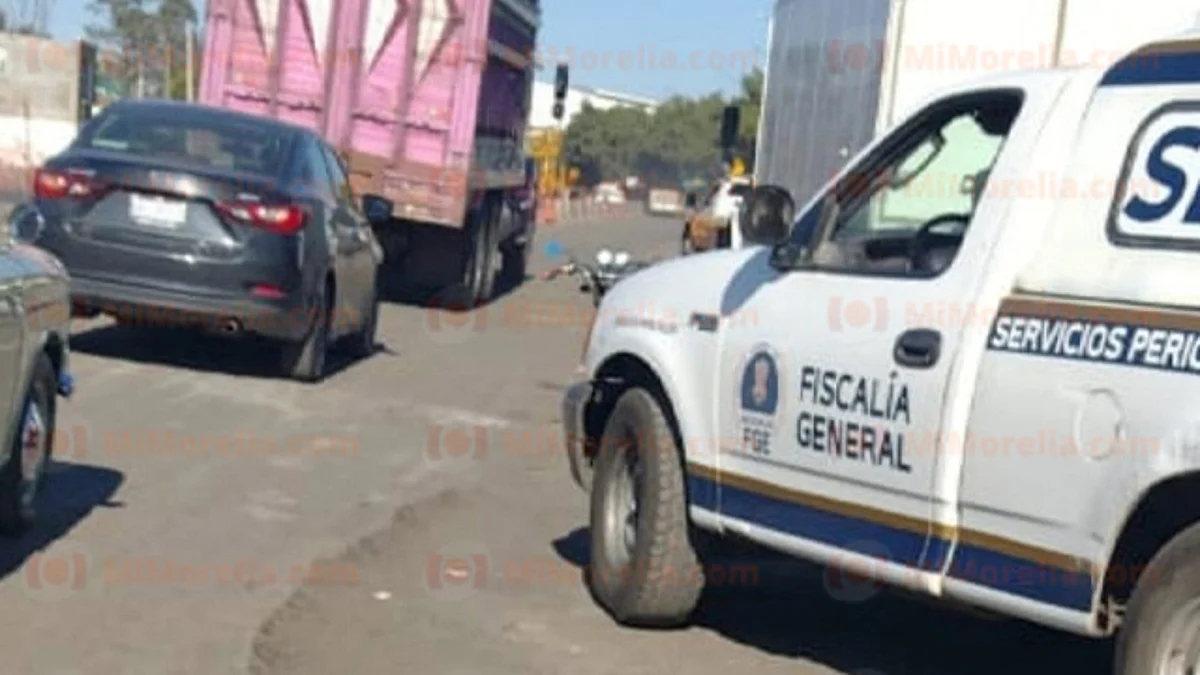 Mujer muere atropellada por camión de carga en salida a Salamanca, en Morelia