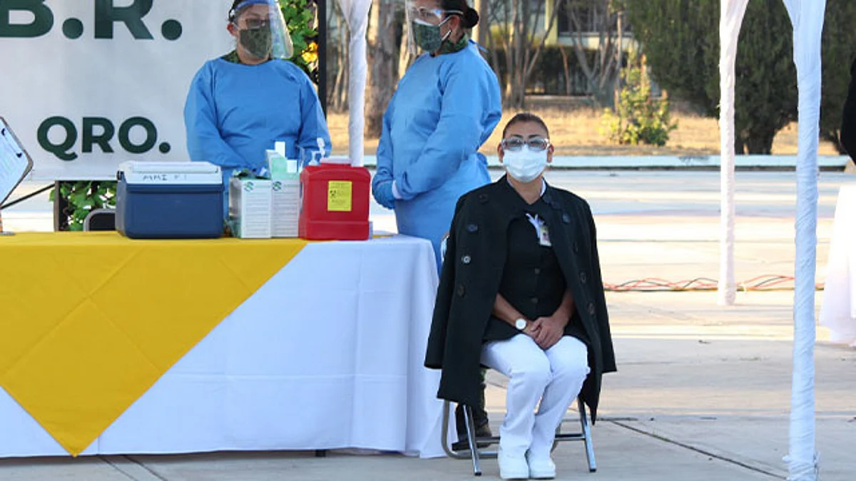 Vacuna y medidas sanitarias, mejores aliados contra la pandemia: enfermera del IMSS que recibió primera dosis