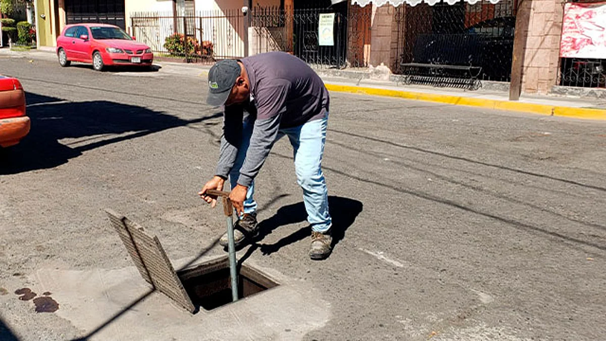 En Zamora, dan mantenimiento a redes hidráulicas de Las Fuentes