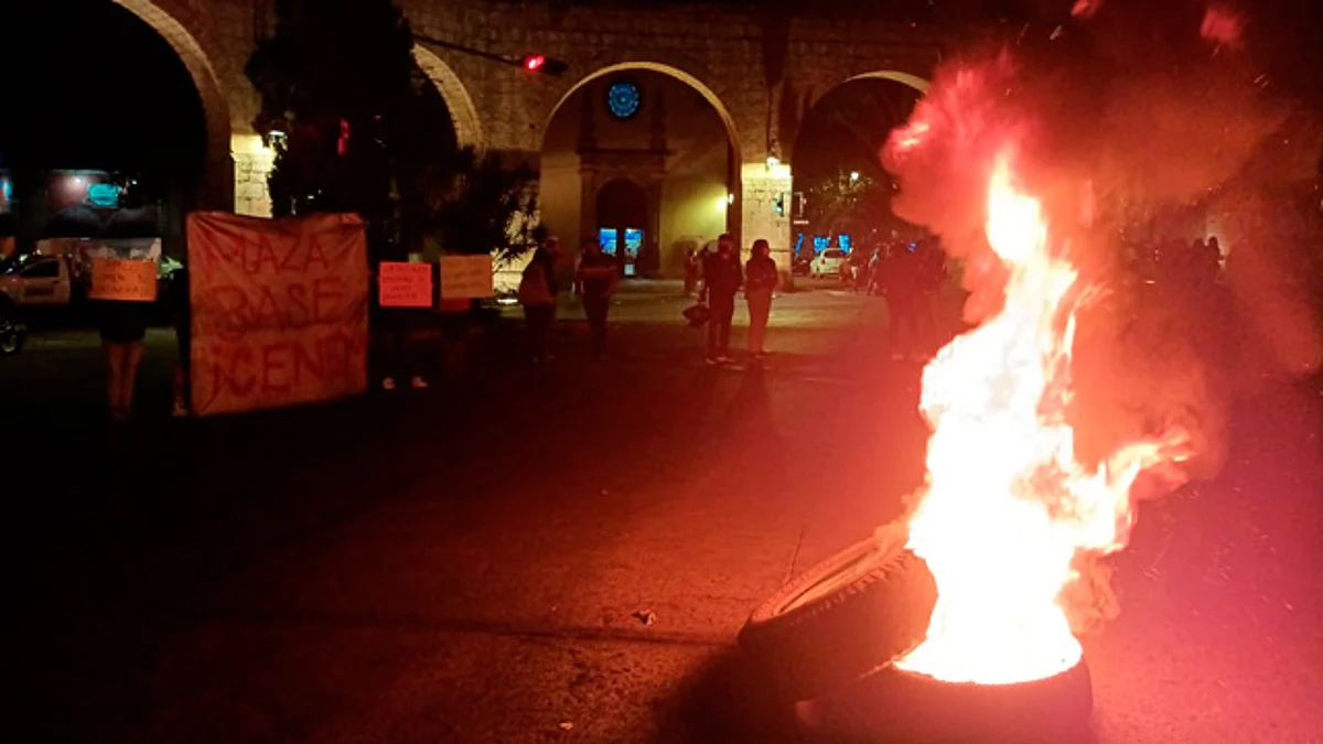 Normalistas queman llantas en Las Tarascas