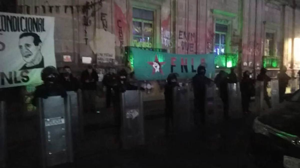 FNLS instala plantón frente a Palacio de Gobierno en Morelia