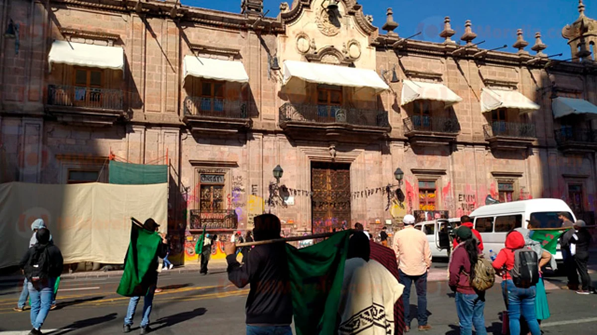 Integrantes del FNLS bloquean Madero, frente a Palacio de Gobierno