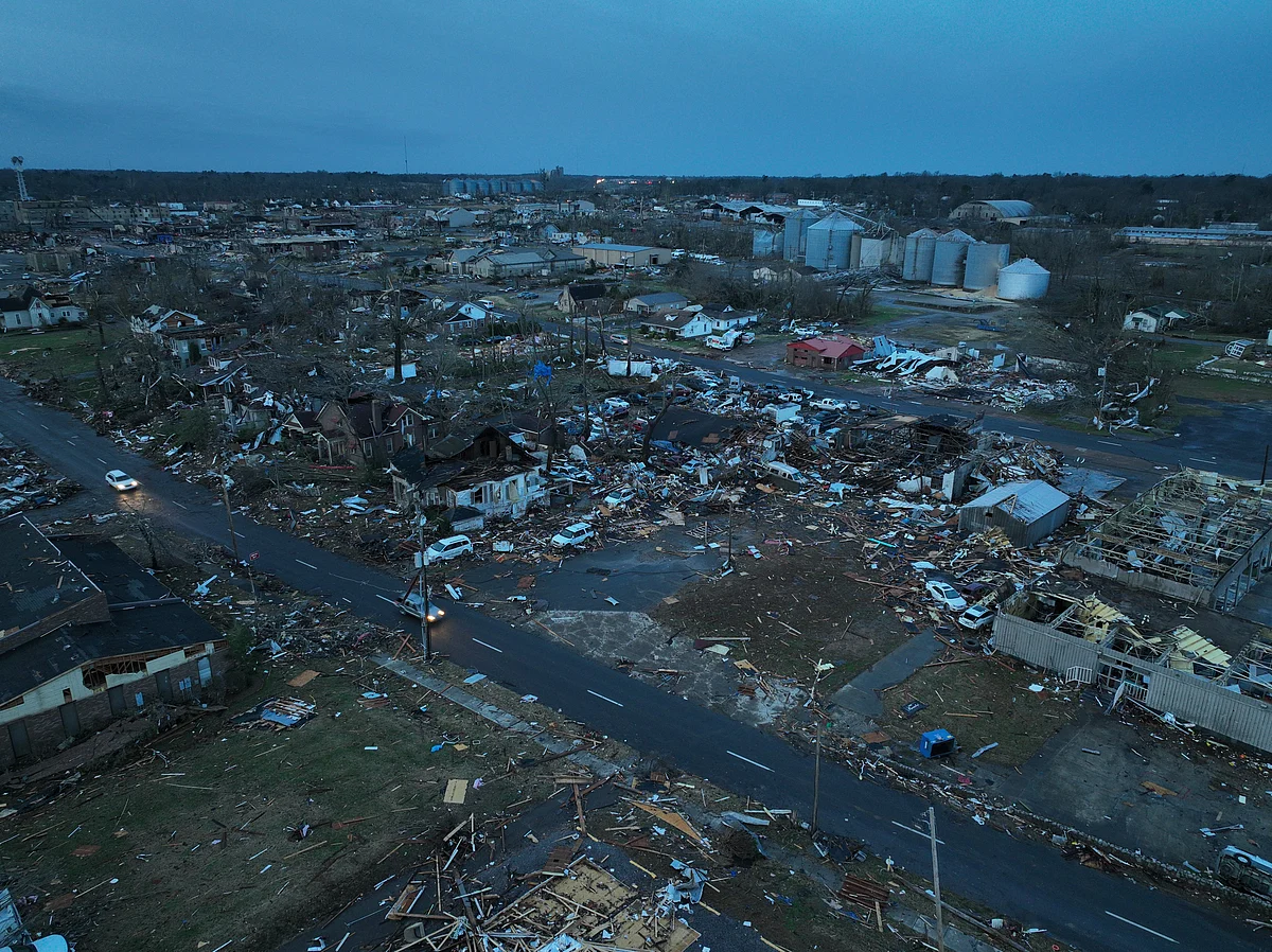 "Tormenta" de tornados azotan a EU; hay al menos 70 muertos