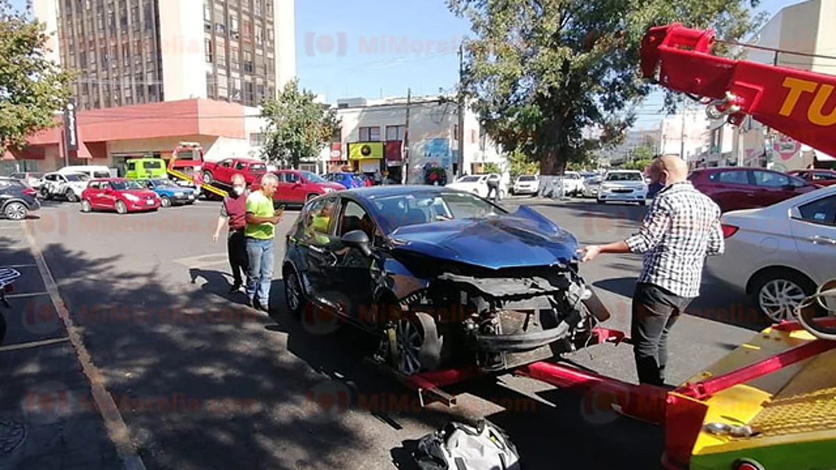 Chocan en Ventura Puente y provocan caos vehicular