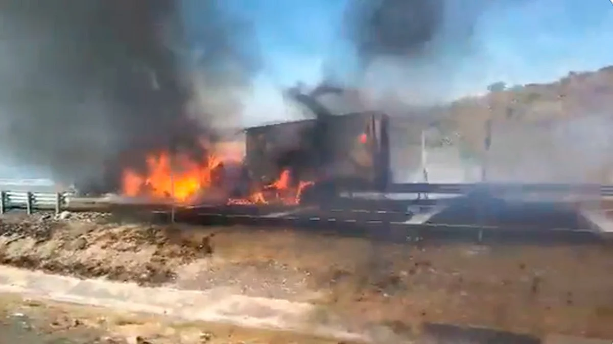 Se incendia tractocamión cerca de la caseta de Zinapécuaro