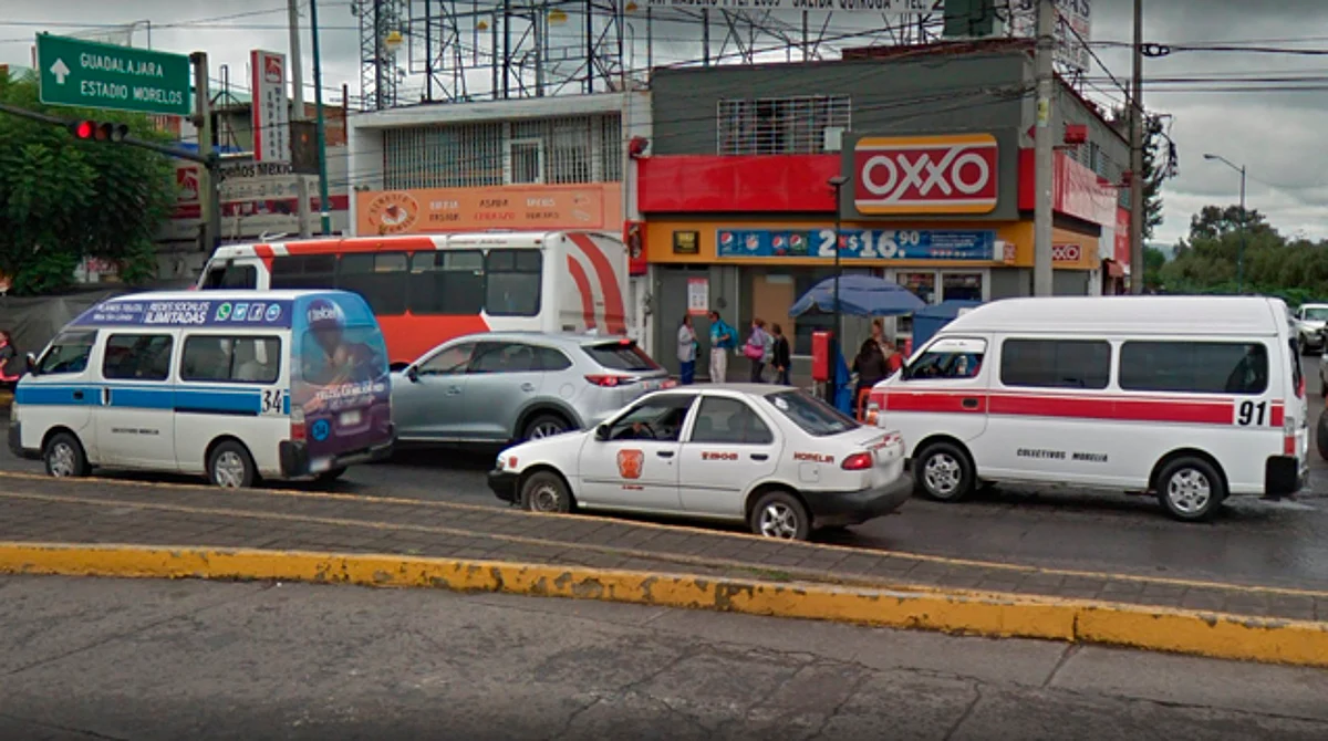 Acosa presuntamente a menor en combi de Morelia y es arrestado