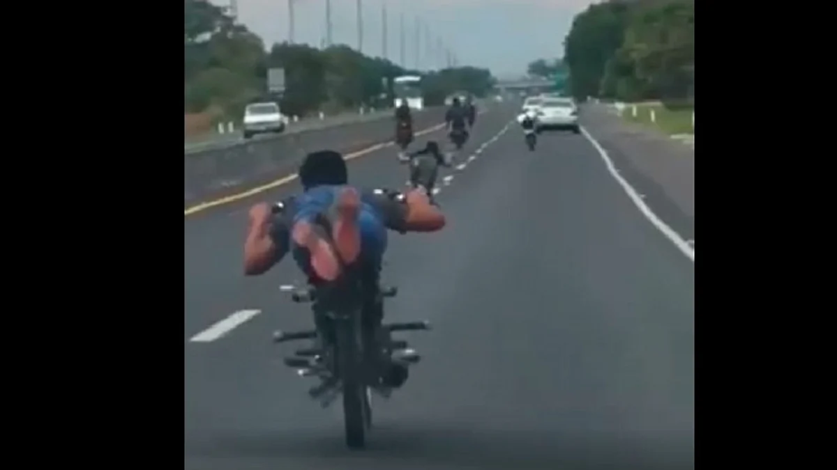 Michoacán: motociclistas desafían a la muerte con "acrobacias" a toda velocidad