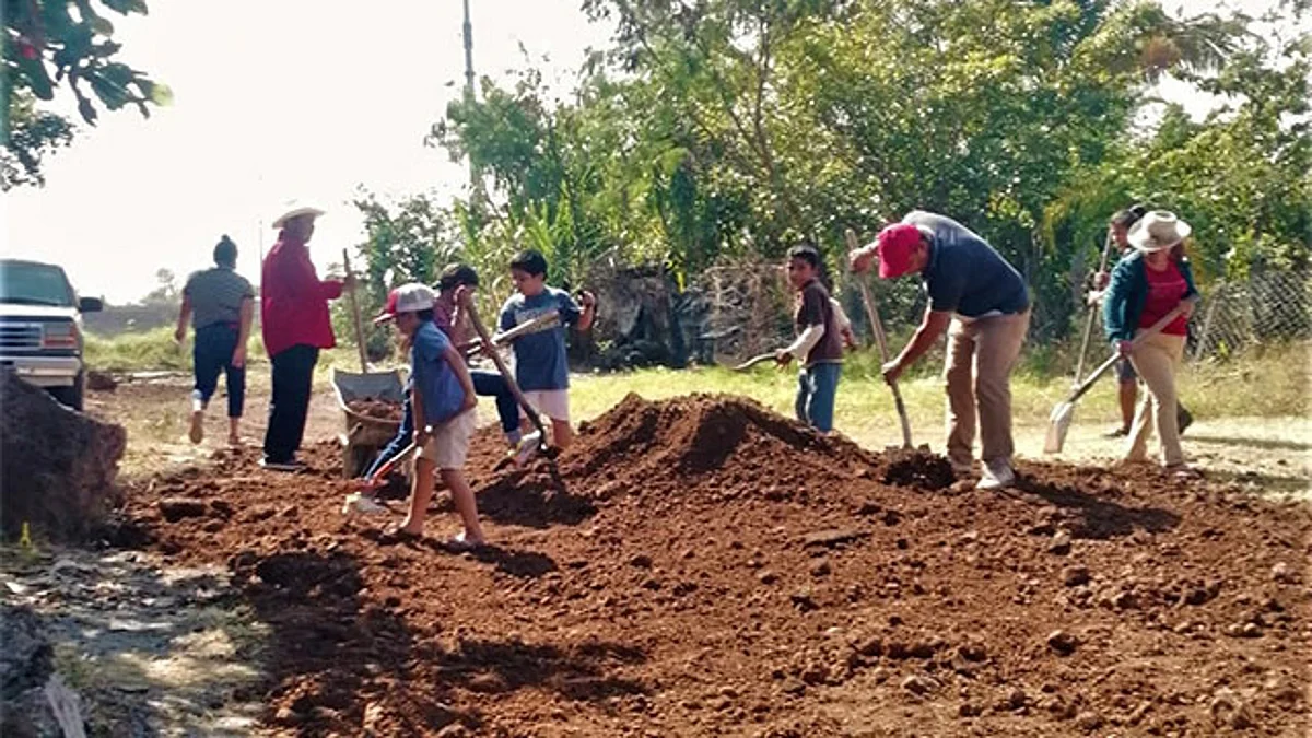 Ante falta de apoyo municipal, antorchistas de Gabriel Zamora realizan cooperaciones para obras