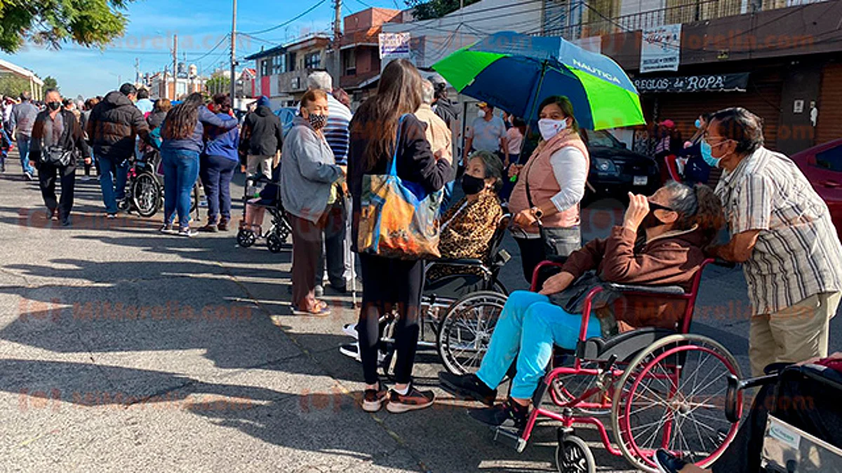 Con retraso, inicia vacunación de refuerzo a adultos mayores en Morelia