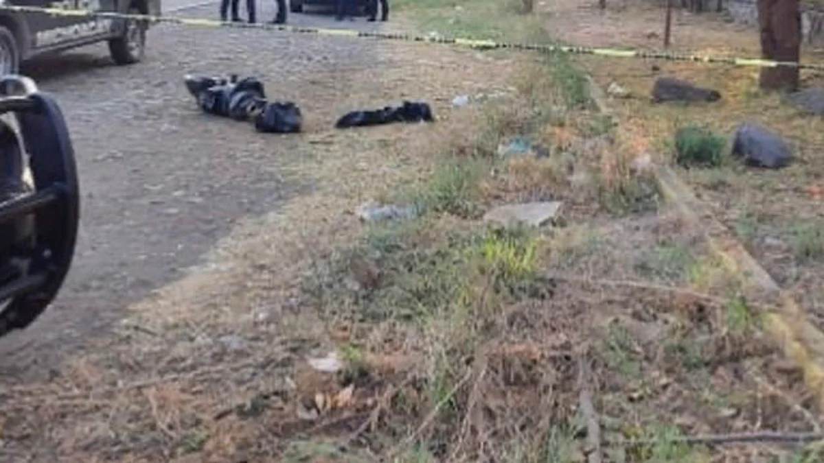 Tiran cuerpo envuelto en bolsas negras en carretera de Michoacán