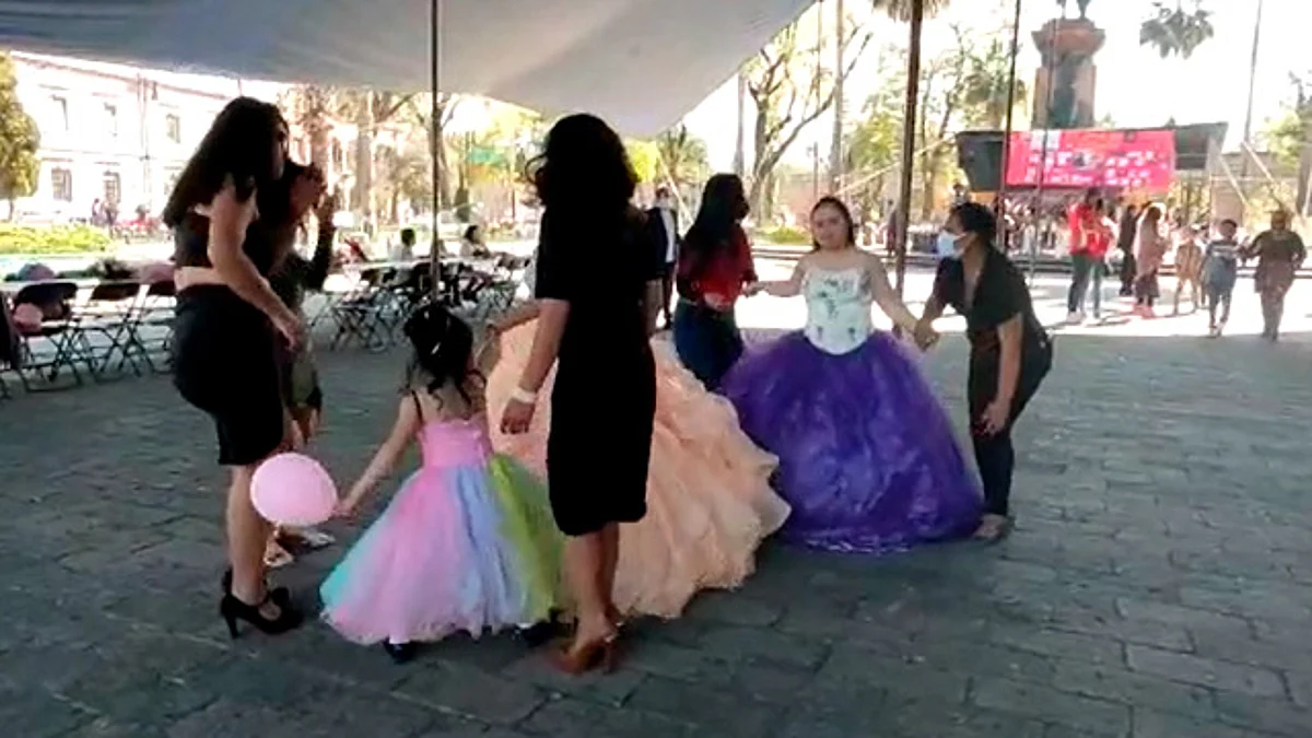 Familia, amigos y las quinceañeras se reunieron en la Plaza del Carmen para luego hacer un recorrido por el Centro Histórico de Morelia que concluyó en la plaza Morelos