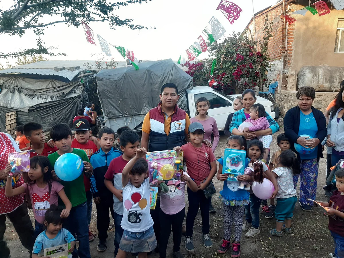 Antorcha lleva juguetes a niños humildes de Jacona por Día de Reyes Magos