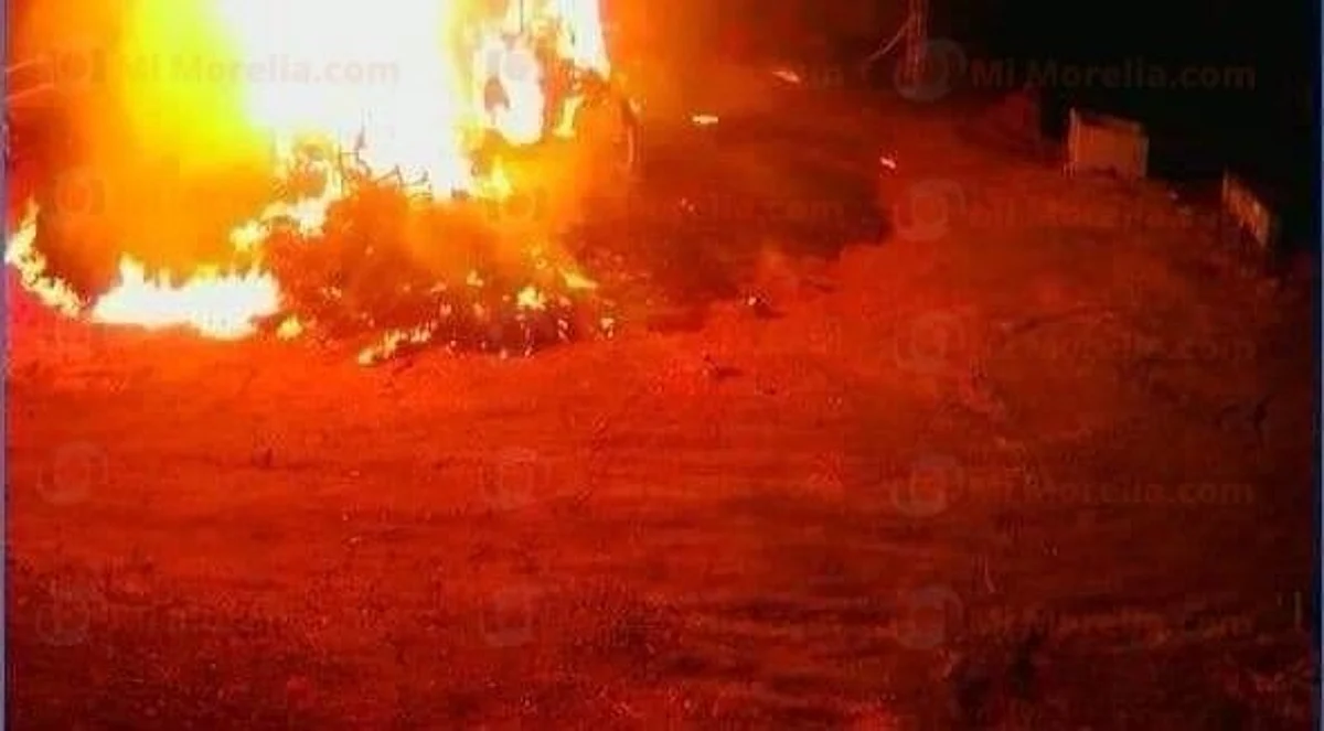 Reportan quema de pastizal cerca de área habitacional en la Apatzingán-Cuatro Caminos