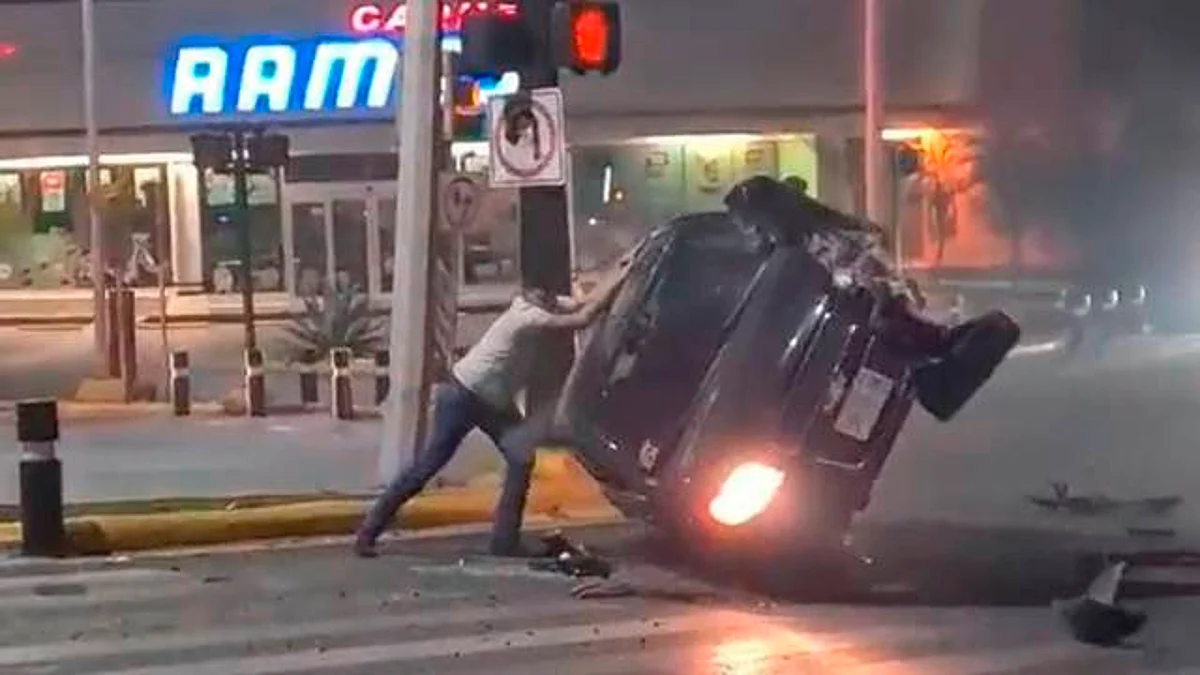 Hombre vuelca su coche y solito lo acomoda; es el Hulk de Nuevo León
