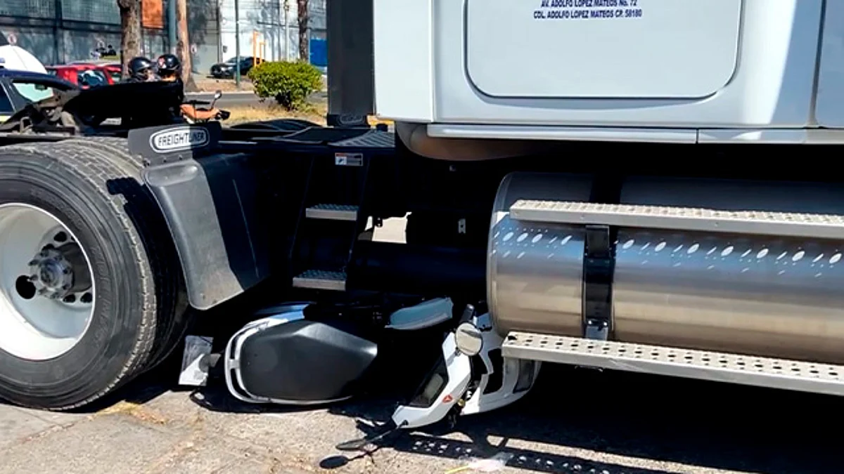 Motociclista es arrollado por tráiler, en avenida Madero de Morelia