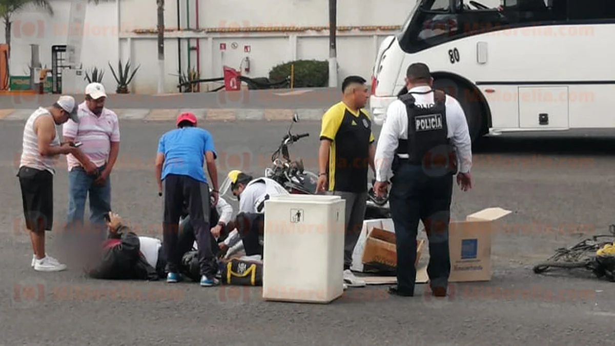 El motociclista sufrió una fractura expuesta en su pie derecho