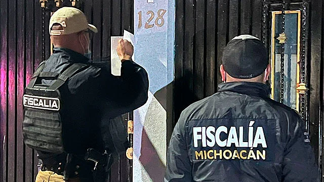 <div class="paragraphs"><p>En cumplimiento a este mandato, personal de la UIPN, se trasladó al domicilio en cita; ahí fueron detenidos Karla Karina C., y Eric Manzur V</p></div>