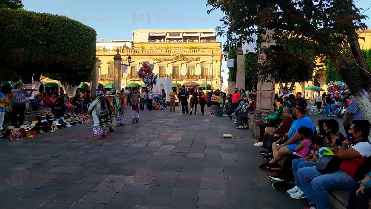 Después del recalentado, turistas y morelianos visitan el centro de Morelia