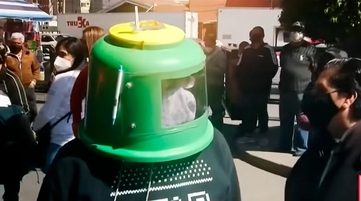 ¡Ingenio mexicano! Señor crea “casco anticovid” con materiales reciclados