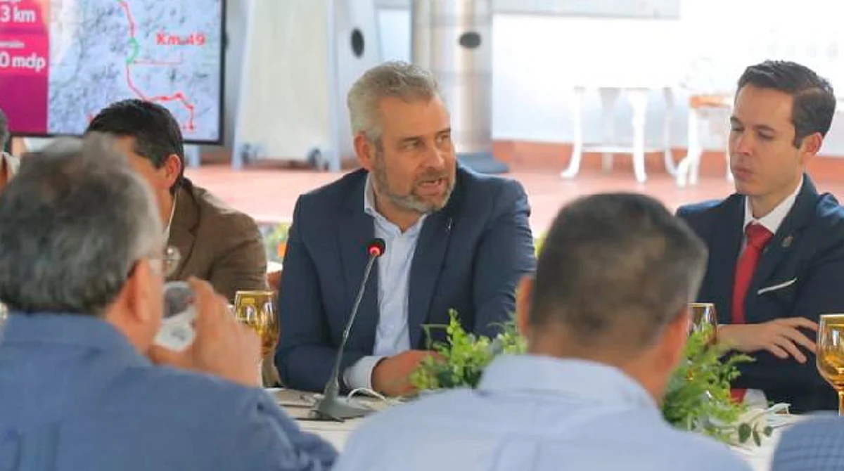 Bedolla acuerda con sector productivo gestionar modernización de carretera Maravatío-Zitácuaro