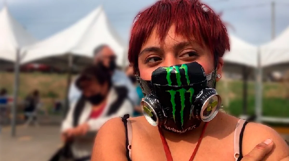 Jennifer de 14 años hace cubrebocas con latas de aluminio