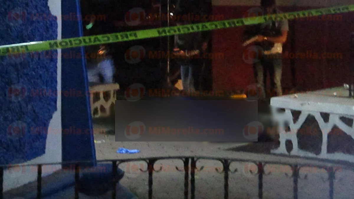 Michoacán: matan a joven a balazos en plaza pública