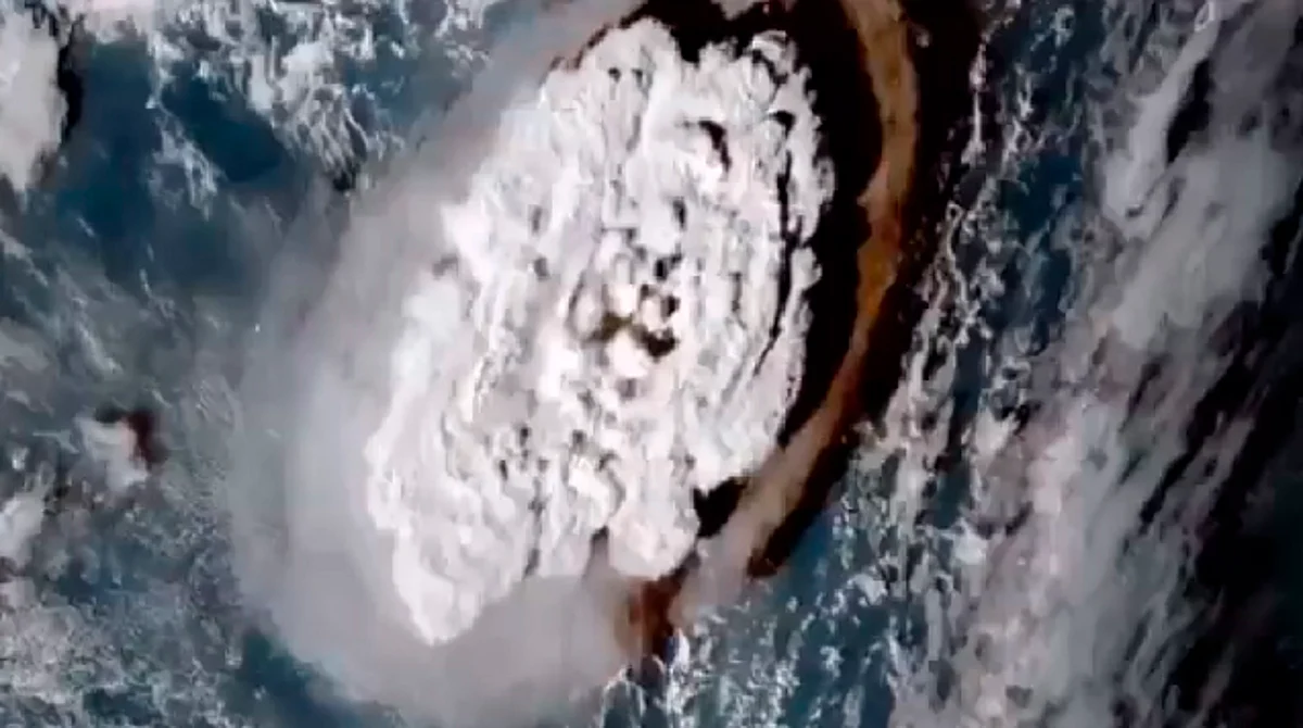 Erupción de volcán submarino provoca alerta de tsunami en Tonga y EU