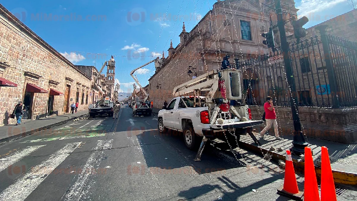 Retiran luces navideñas en el Centro Histórico de Morelia