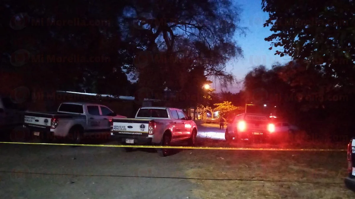 Hombre es asesinado de varios balazos en cancha de fútbol en Apatzingán