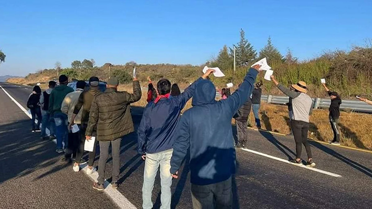 Normalistas de Tiripetío piden a gobierno los dejen botear en carretera