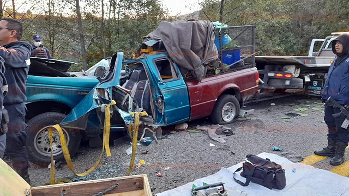 Michoacán: se impactan contra camión maderero y viven de milagro