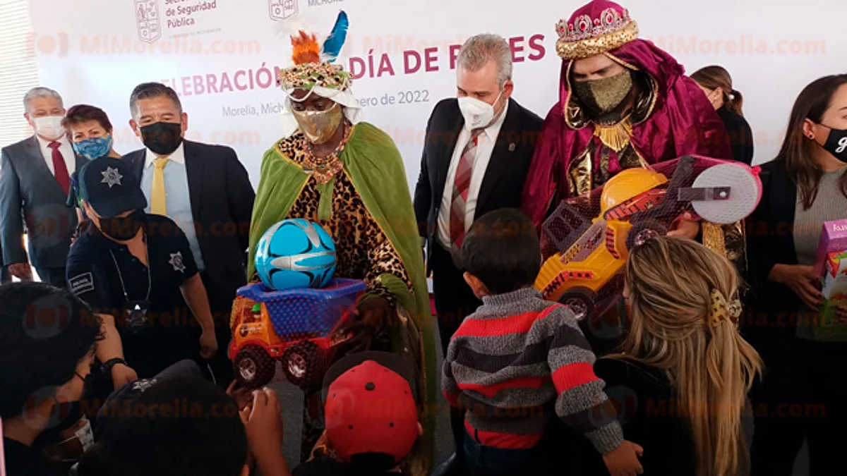 Por Día de Reyes, entrega gobernador juguetes a hijos de policías de Michoacán