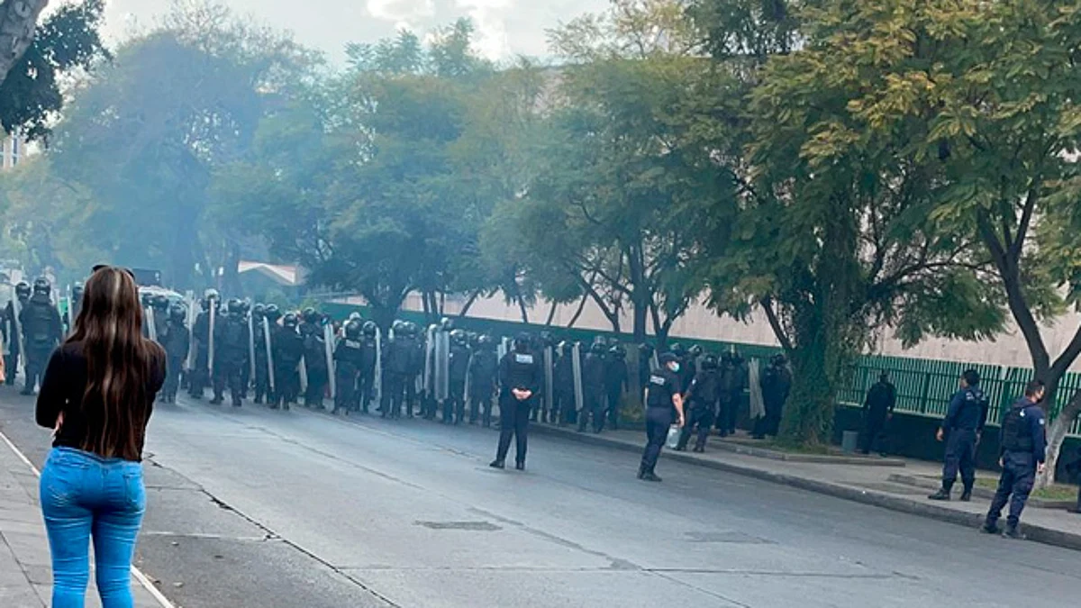 Integrantes del FNLS marchan en la Madero