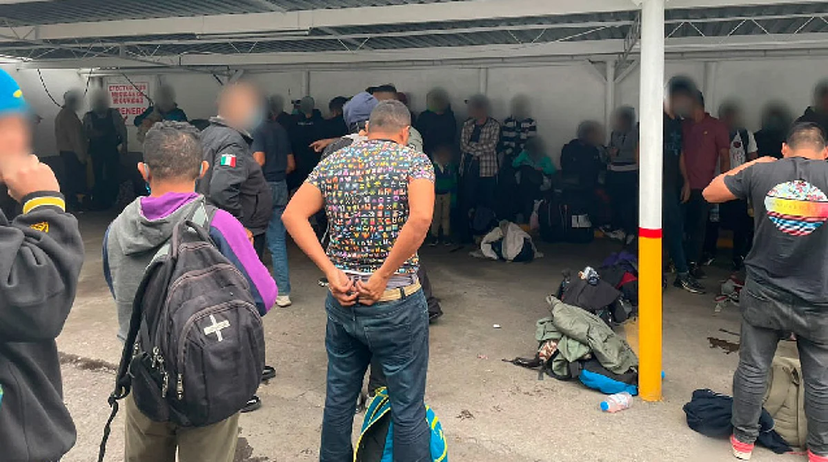 Detienen a 69 migrantes que viajaban amontonados dentro de camión en Veracruz