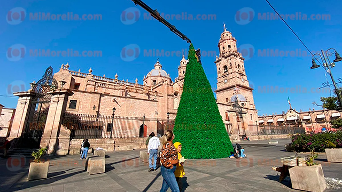 Retiran árbol de navidad del centro de Morelia por robo de cableado de luz