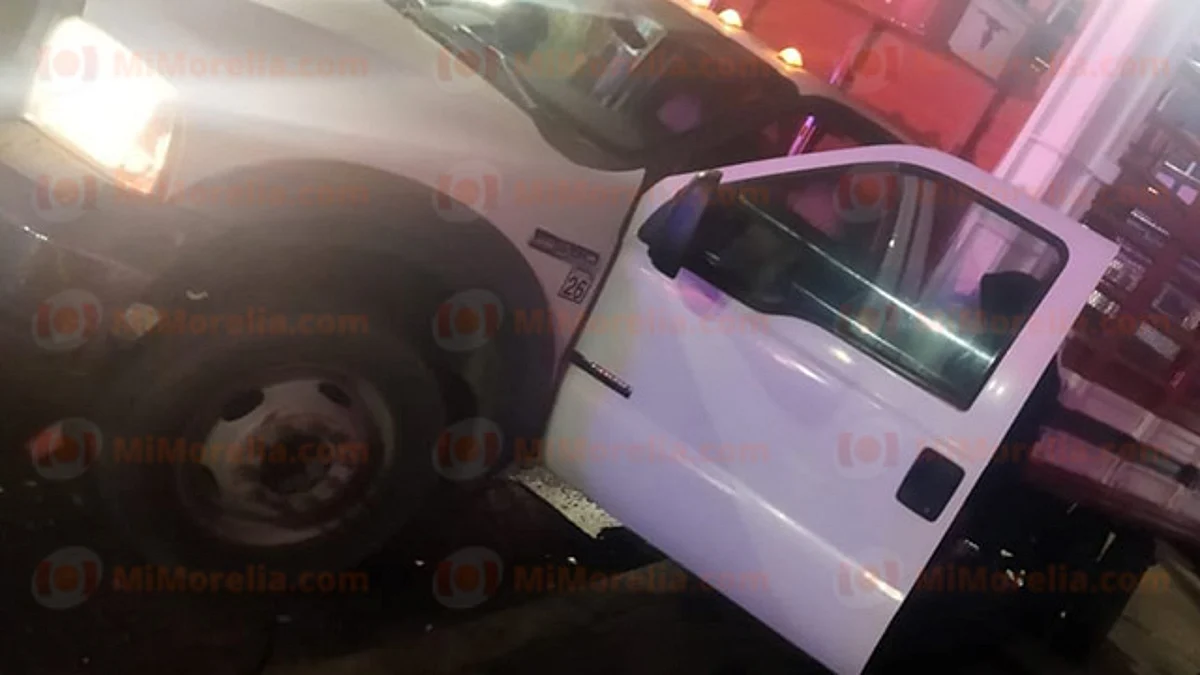 Chocan camión y camioneta; sus chóferes huyen del lugar, en Zitácuaro