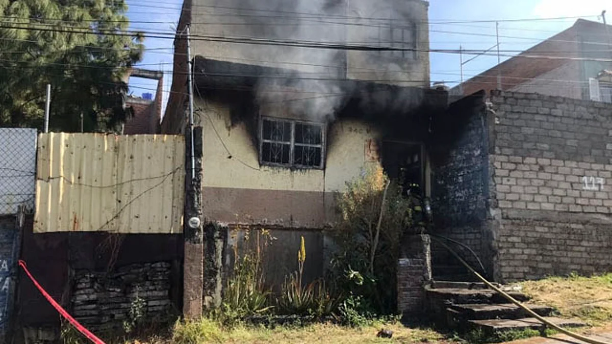 Se incendia casa en Morelia y mujer queda atrapada; bomberos la rescatan