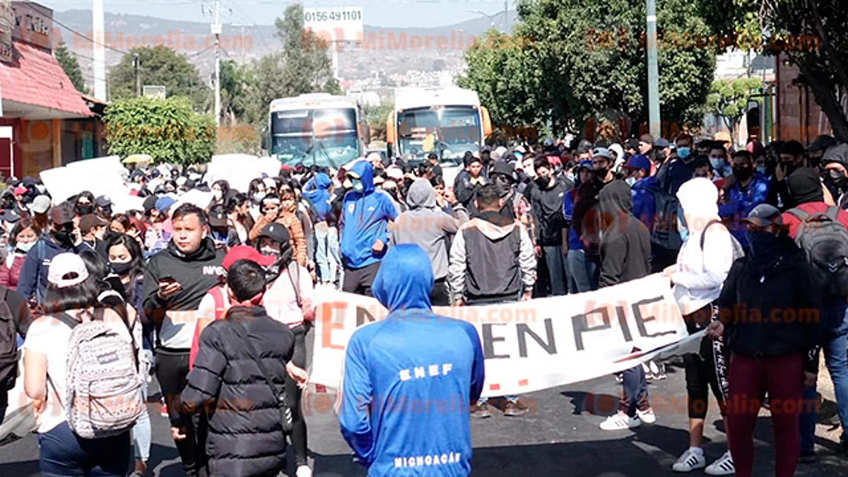 Retienen normalistas autobuses en rechazo a reducción de matrícula, en Morelia