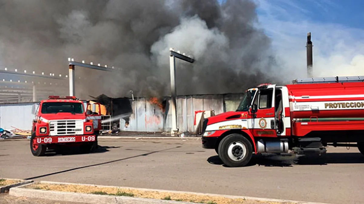 Protección Civil apoya en el incendio de la plaza textil de Cuitzeo