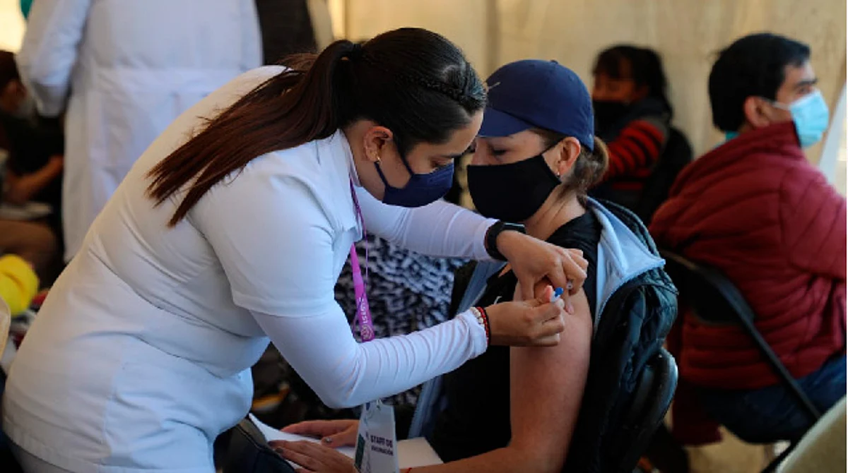 En primer día, aplican más de 37 mil vacunas de refuerzo para maestros