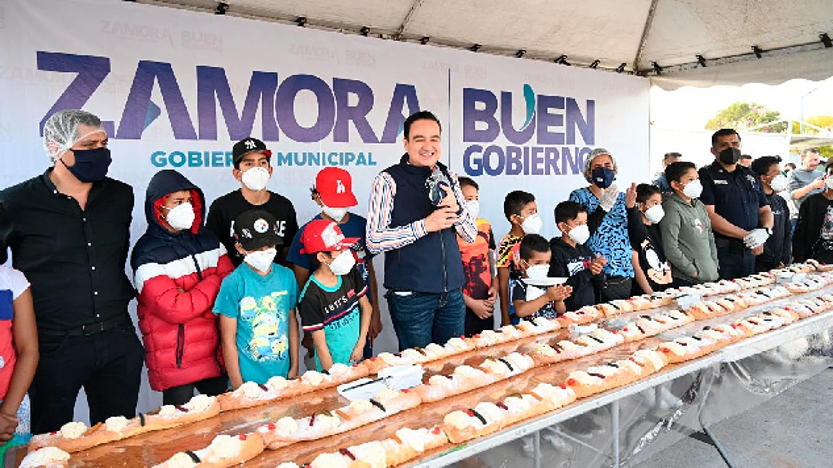 Cada rosca abarcó alrededor de 60 metros y fue acompaña por 3 mil bolsitas de leche Las Noras y chocolate