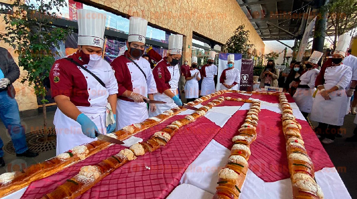 Los jóvenes estudiantes también invirtieron tiempo en la preparación de las bebidas calientes para acompañar la rosca