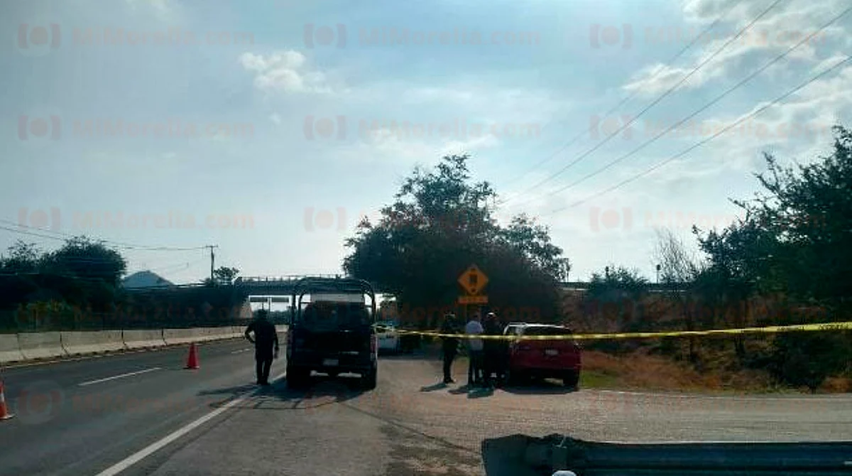 Abandonan dos cadáveres dentro de una camioneta en Parácuaro