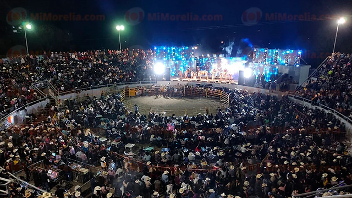 Banda El Recodo engalana jaripeo de Charo