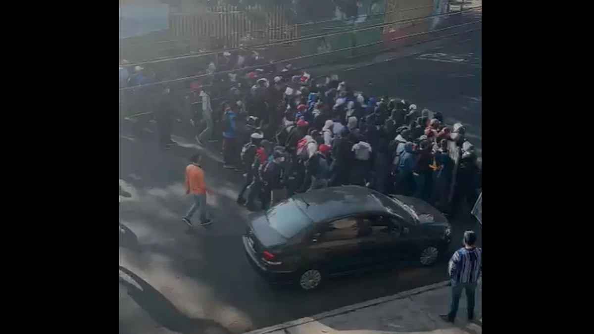 Normalistas confrontan a policías en manifestación en Morelia