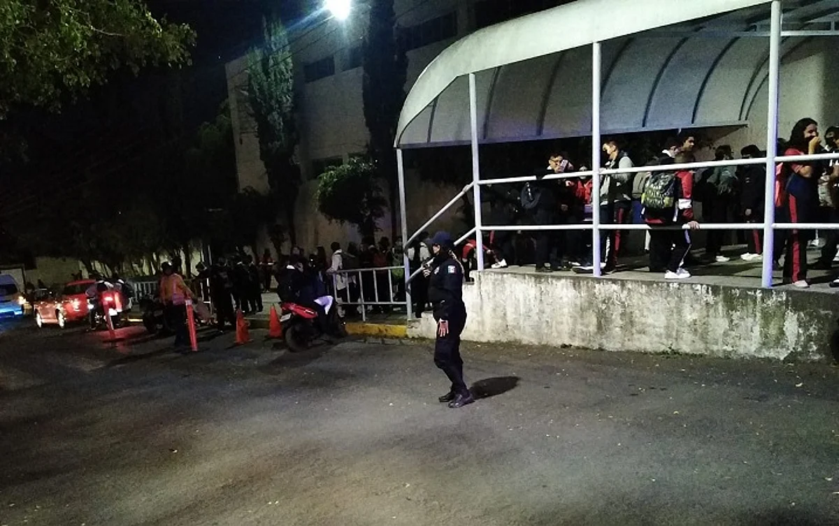 Desalojan a alumnos y profesores por fuerte olor a gas en secundaria 65 de Morelia